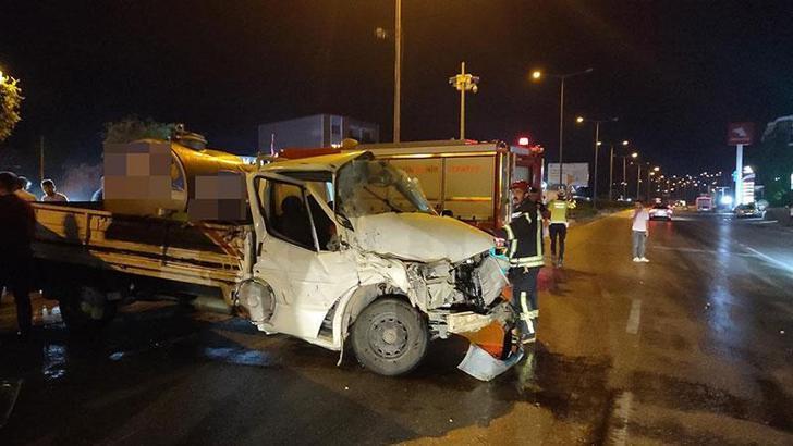 Süt kamyoneti ile canlı hayvan nakil aracı çarpıştı