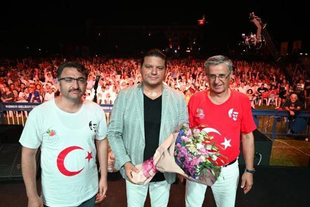 Kemer'de önce kortej, sonra Kubat konseri