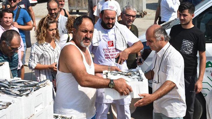 İzmirli balıkçılardan yeni av sezonu kutlaması; 500 kasa balık dağıtıldı