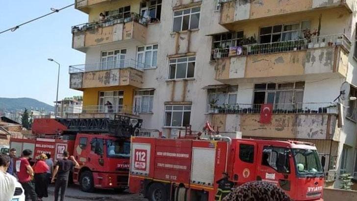 Alevlerin sardığı dairede mahsur kalan çocukları itfaiye kurtardı
