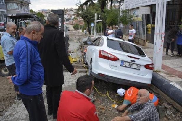 Manisa'da sağanak ve dolu yaşamı olumsuz etkiledi.