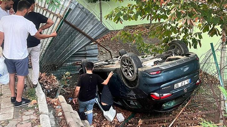Sancaktepe'de kontrolden çıkan otomobil okul bahçesine düştü