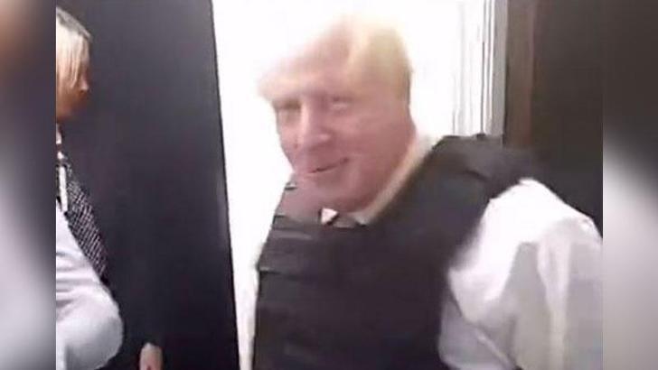 Uyandığında evinde polislerle Başbakan Johnson’u gördü