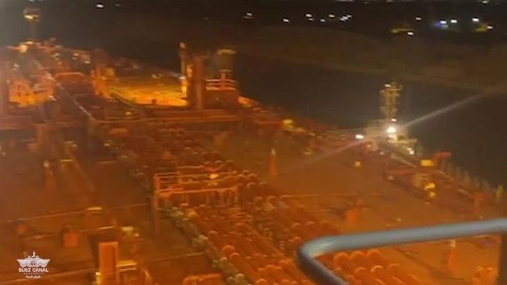 Süveyş Kanalı’nı tıkayan 64 bin tonluk gemi saatler içinde kurtarıldı