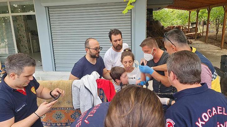 Eline saplanan demirle hastaneye götürüldü