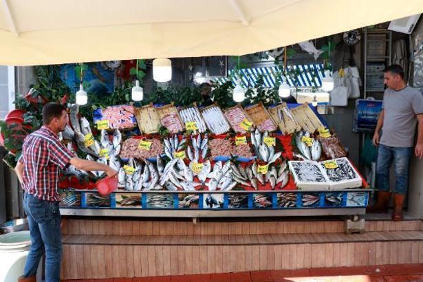 Edirne'de az sayıda balığın geldiği tezgahlardaki fiyatlar yüksek bulundu