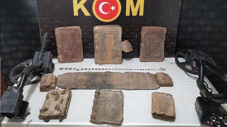 Bandırma'da İbranice yazılı dini kitap ele geçirildi