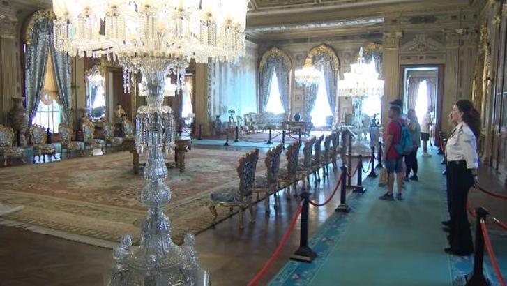 Dolmabahçe Sarayı’nın 166 yıllık kristal şamdanlarına özel bakım