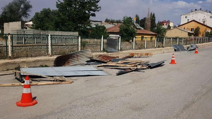 Sivas'ta şiddetli rüzgar; çatı uçtu, araçlar hasar gördü