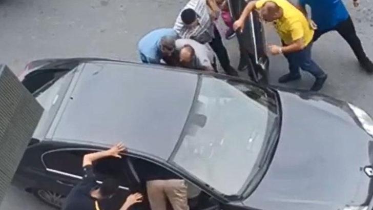 Sultangazi'de aracını park eden polisi 'burası bizim yerimiz' diyerek darbettiler