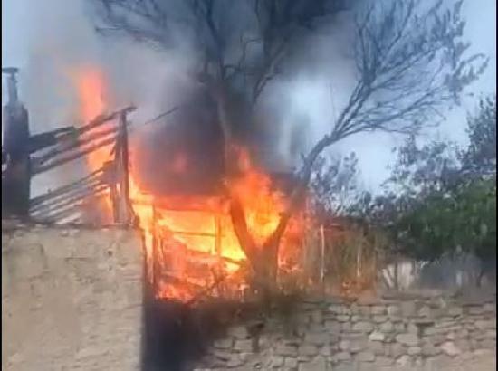 Gemerek'te çıkan yangında 2 ev kullanılamaz hale geldi