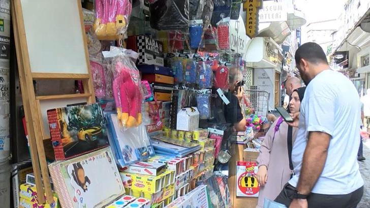 Eminönü'nde okul alışverişi yoğunluğu