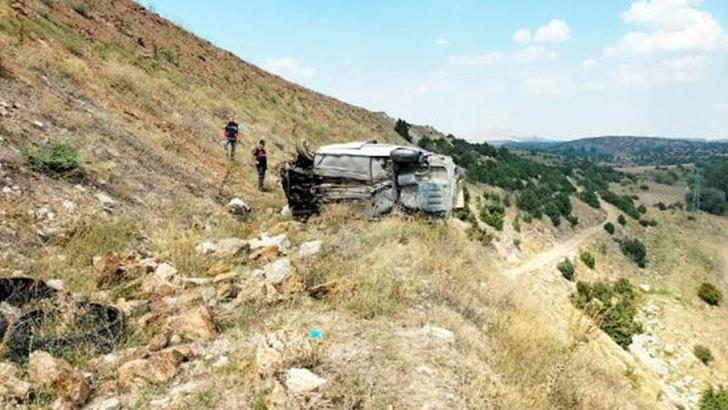 Afyonkarahisar'da otomobil şarampole devrildi: 2 ölü