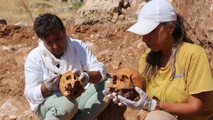 Perre Antik Kenti'nde 1800 yıllık 4 insan iskeleti bulundu
