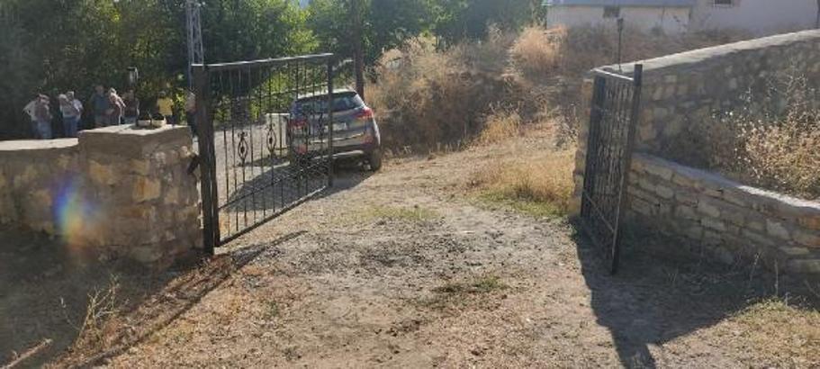 Almanya’dan köyüne döndü; el frenini çekmediği otomobilinin altında kalıp, öldü