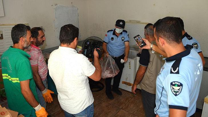 Bodrum kattaki depoya baskında sağlıksız 1,5 ton beyaz et imha edildi