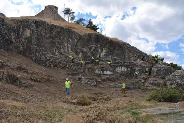 Zile Kalesi kayaları oyularak yapılan antik tiyatroda kazı çalışması