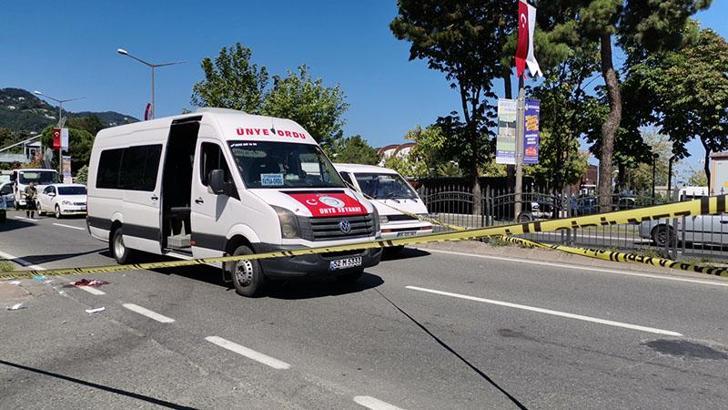 Kapısı açık minibüsten düşen kadın ağır yaralandı