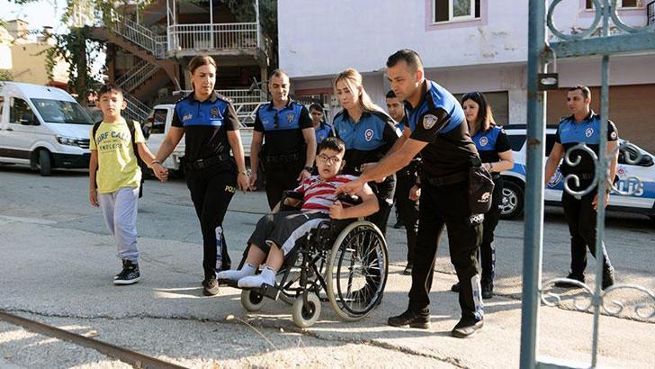 Anne ve babaları kazada ölen kardeşleri okula polis götürdü