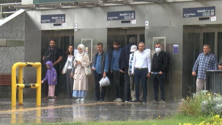 Üsküdar'da yağmura hazırlıksız yakalandılar