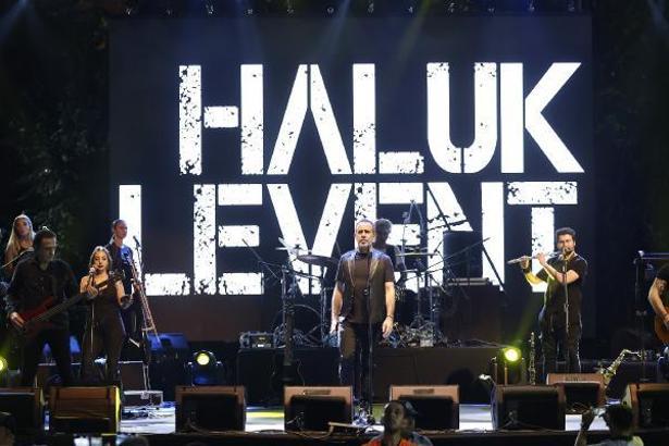 Şarkıcı Haluk Levent Sultangazi’de konser verdi