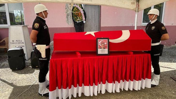 Kaza kurşunuyla hayatını kaybeden polis memuru, son yolculuğuna uğurlandı
