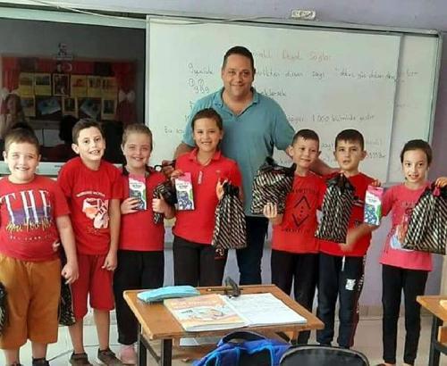 Muhtardan 'Sen de bir çocuğu sevindirmek istiyorsan bize katıl' kampanyasıyla eğitime destek