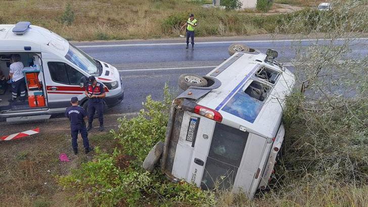 Bursa'da fabrika işçilerinin taşındığı servis minibüsü devrildi: 7 yaralı