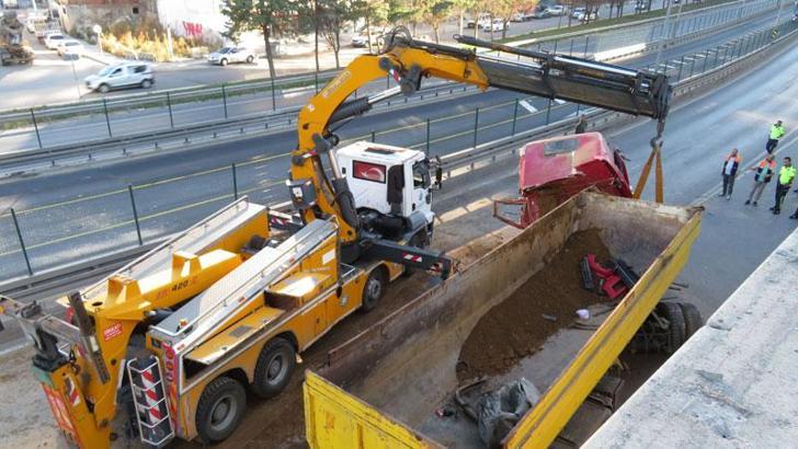 Kadıköy'de çevre yoluna düşen hafriyat yüklü TIR 8 saat sonra kaldırıldı