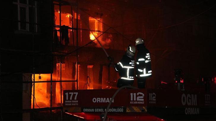 Afyonkarahisar'da 3 ev yangında kullanılamaz hale geldi