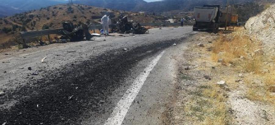 Hafriyat kamyonu otomobile çarptı: 2 ölü, 1 yaralı