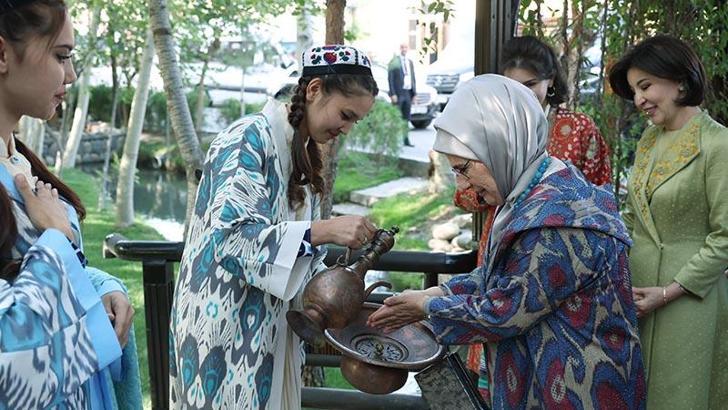 Emine Erdoğan, Ziroat Mirziyoyeva Konigil Kağıt Fabrikası’nı ziyaret etti