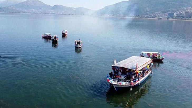 Eğirdir Gölü'nde ‘çevreci tekne’ ile gezinti