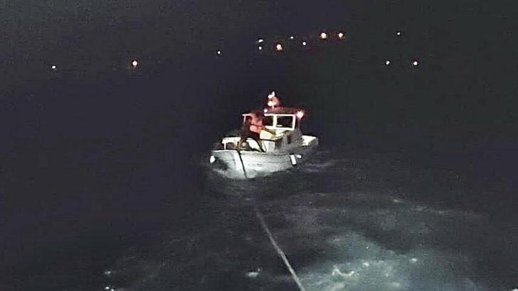 Çanakkale Boğazı'nda arızalanıp, sürüklenen tekne kurtarıldı