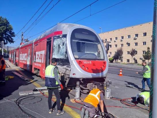 Kayseri'de halk otobüsü tramvaya çarptı: 1 yaralı