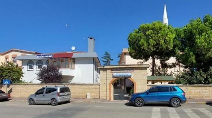 Hırsızlık için camiye girdi, kendisini görüntüleyen kamerayı çaldı