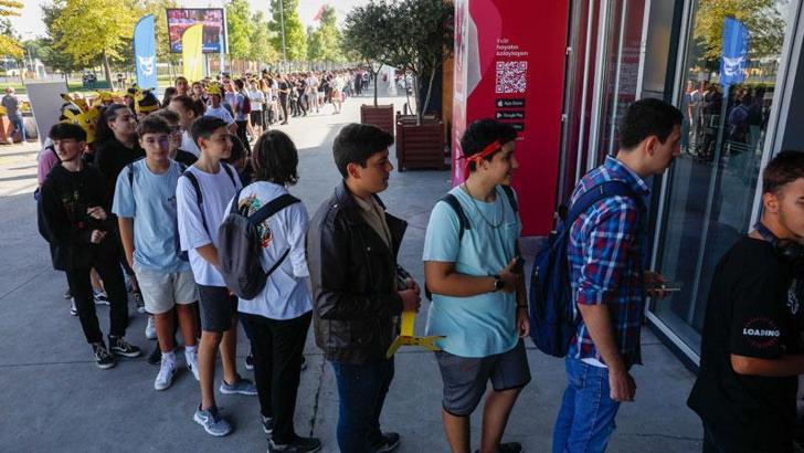Oyun tutkunları Yenikapı'da uzun kuyruklar oluşturdu