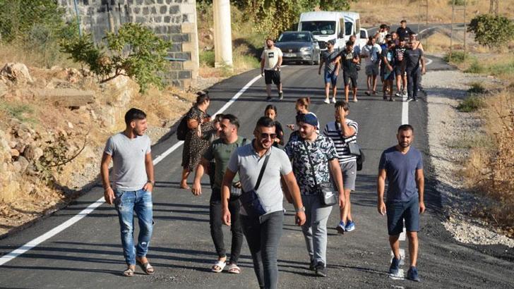 Avrupa’dan gelip, anne ve babalarının göç ettikleri köyleri gezdiler