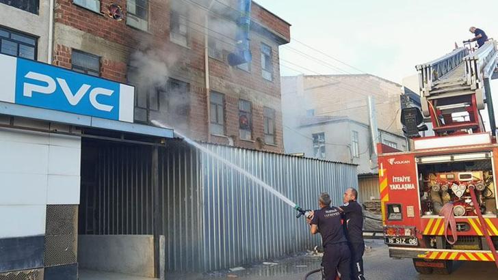 Bursa'da 3 katlı mobilya atölyesinde çıkan yangın korkuttu