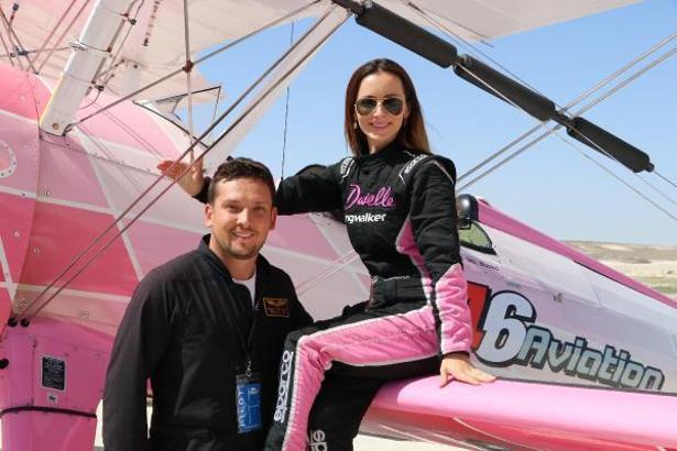 Hava gösterisinde İsviçreli çiftin 'Kanat yürüyüşü' nefes kesti