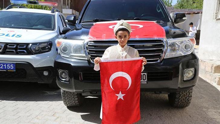 Kaymakam Karaaslan, makam aracını sünnet olan şehit oğluna tahsis etti
