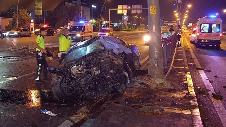 Otomobil refüjdeki korkuluklara çarptı: 2 ölü, 2 yaralı