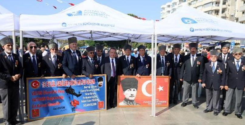 Gaziler Atatürk Anıtı'na çelenk sundu