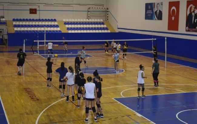 Voleybolun ustaları geleceğin sultanlarını yetiştiriyor