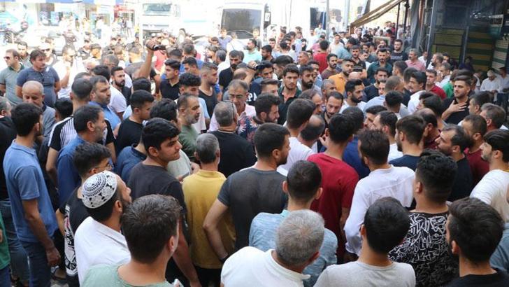 Polisin kaçak telefon satan iş yerlerine yaptığı baskında gerginlik yaşandı