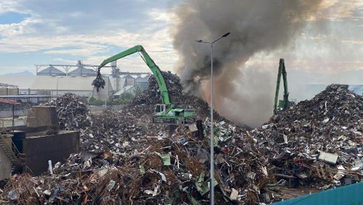 Osmaniye'de, hurda geri dönüşüm fabrikasında yangın (1)