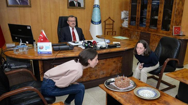 Rektörden hekim adayı ikizlere doğum günü sürprizi