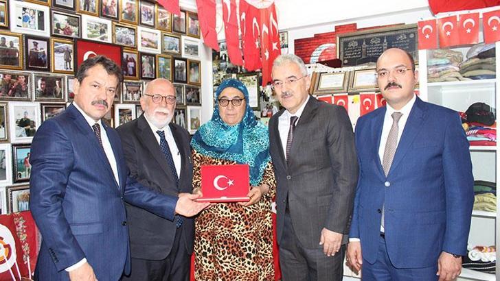 Gara Şehidi Kahveci’nin emanet tesbihi, annesine teslim edildi