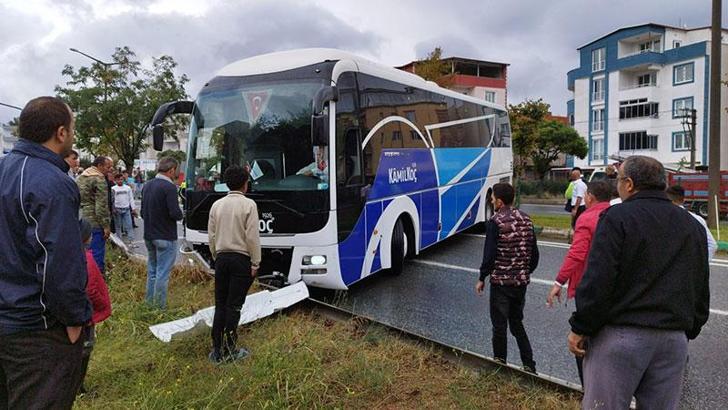Bursa'da yolcu otobüsü bariyerlere çarptı