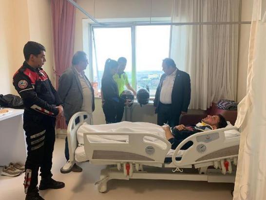 Kaskı sayesinde hayatta kalan motosiklet sürücüsüne 'yeni kask' hediye edildi